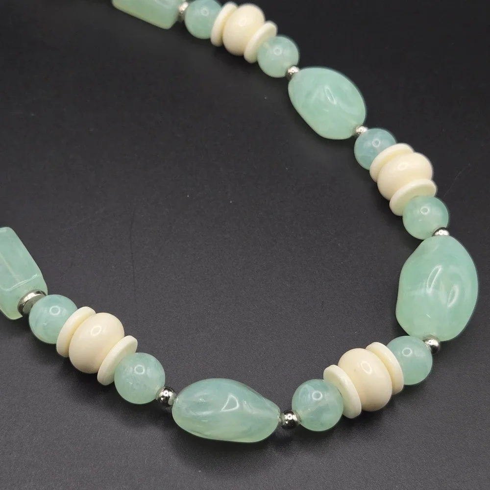 1960s Mod Chunky Beaded Necklace Marbled UV Glow Vintage Plastic 18